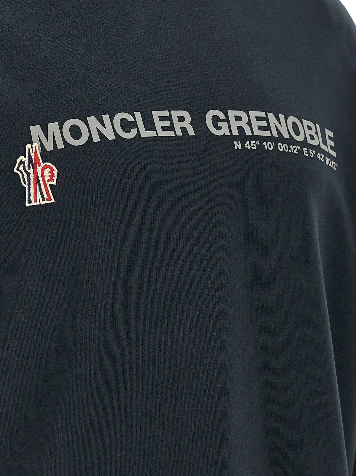 Sweatshirt moncler grenoble bleu en coton avec logo blanc brodé et coordonnées sur fond noir