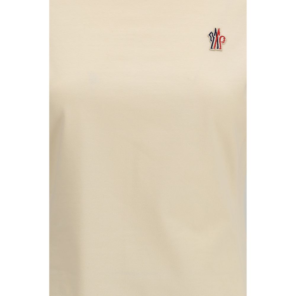 T-shirt en coton beige Moncler Grenoble, coupe classique avec logo discret, porté sur mannequin.