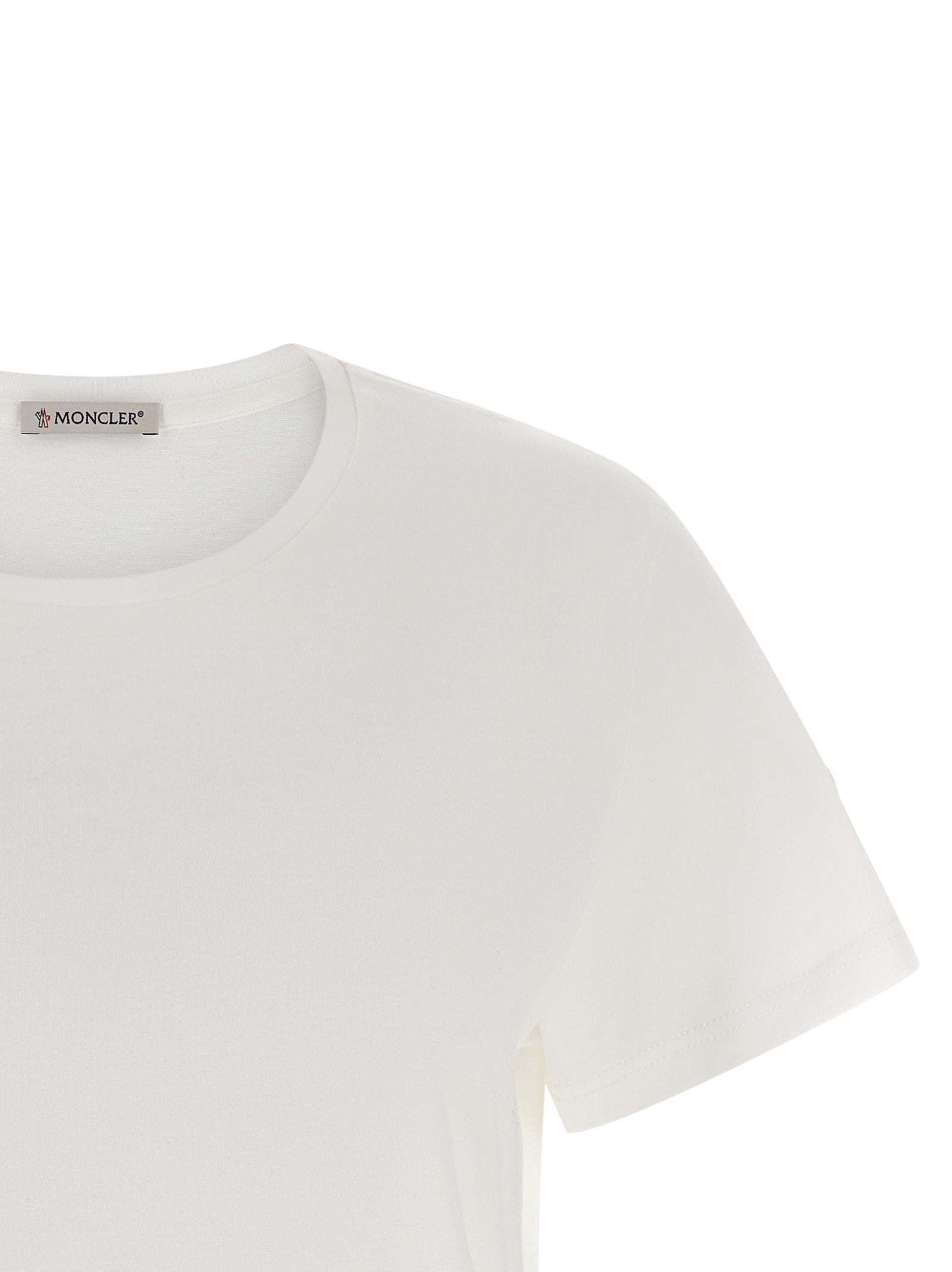 T-shirt blanc en coton de la marque Moncler, vue de face, avec logo discret sur la poitrine.