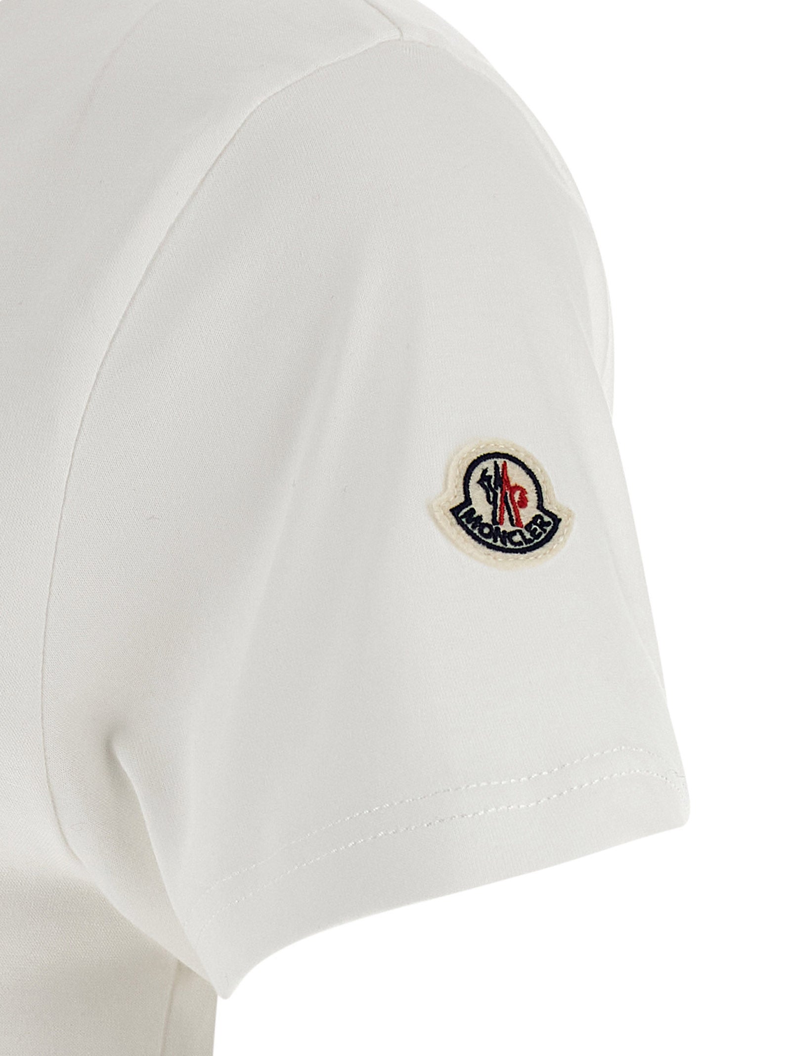 T-shirt blanc en coton de la marque Moncler, coupe classique avec logo discret sur la poitrine.