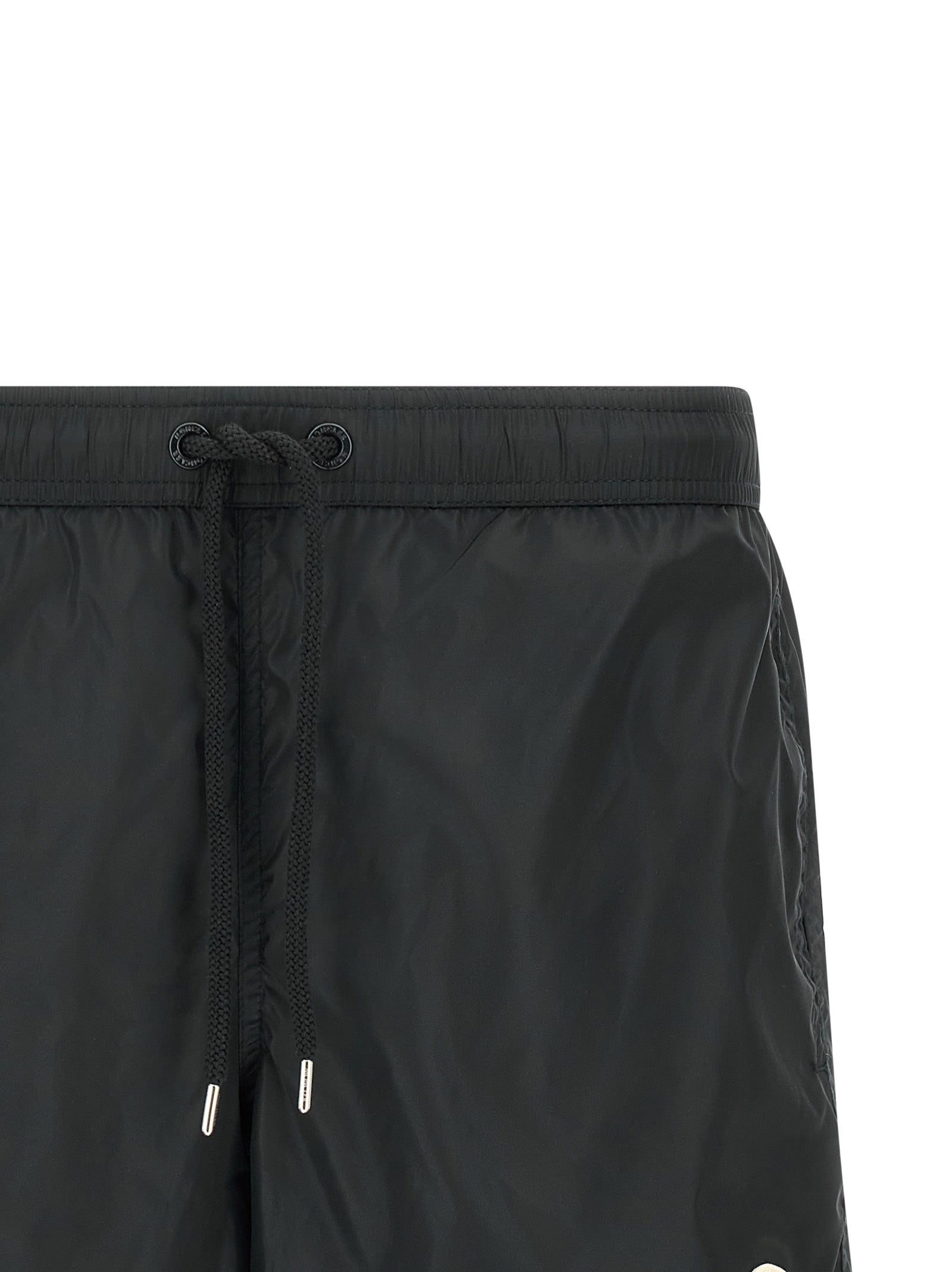 Pantalon noir en polyamide de longueur genou par Moncler, style élégant et moderne, avec une coupe ajustée.