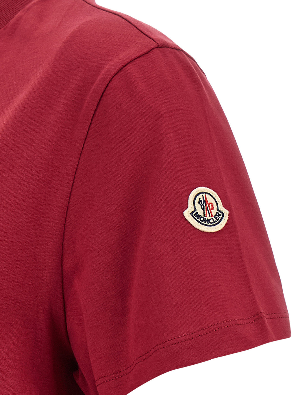 T-shirt en coton multicolore de la marque Moncler, avec un design coloré et moderne, porté sur un mannequin.