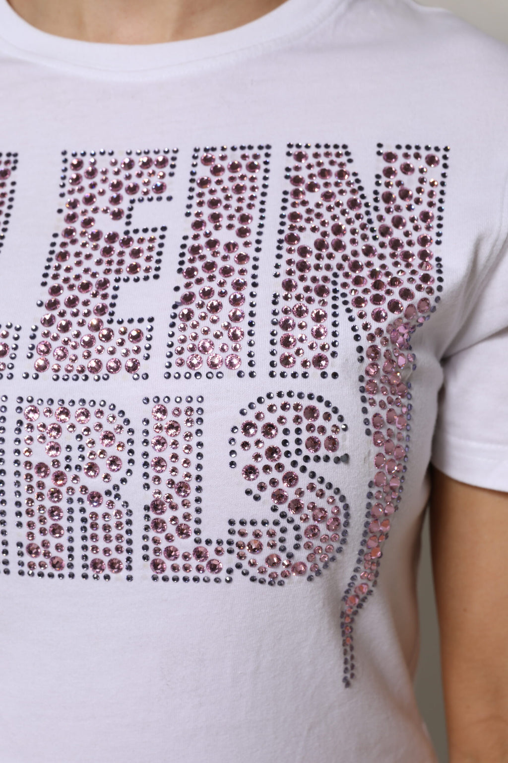T-shirt blanc à manches courtes Philipp Plein avec embellissements sur le col et le devant, style casual et tendance.