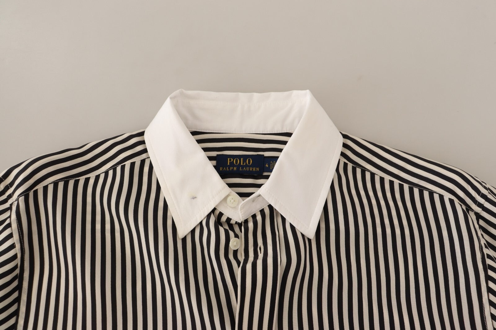 Chemise à manches longues Polo Ralph Lauren rayures noires et blanches avec col, élégante et classique.