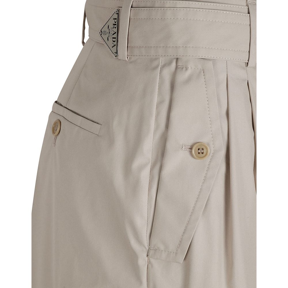 Pantalons cargo en coton beige de Prada, coupe décontractée, avec poches latérales, parfaits pour un style casual et sophistiqué.