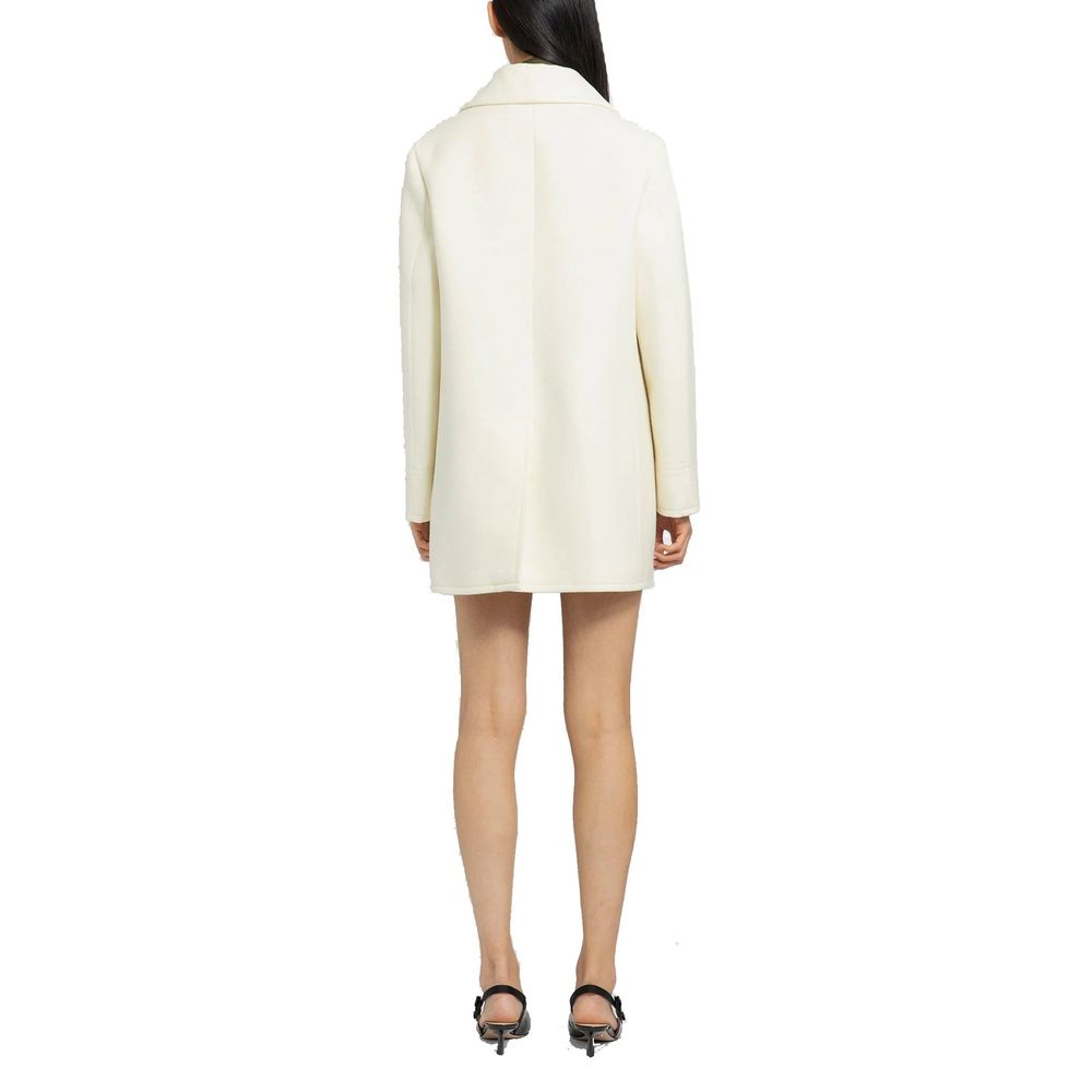 Manteau en laine blanc Prada pour femme, élégant avec col classique et boutons, porté sur un mannequin.