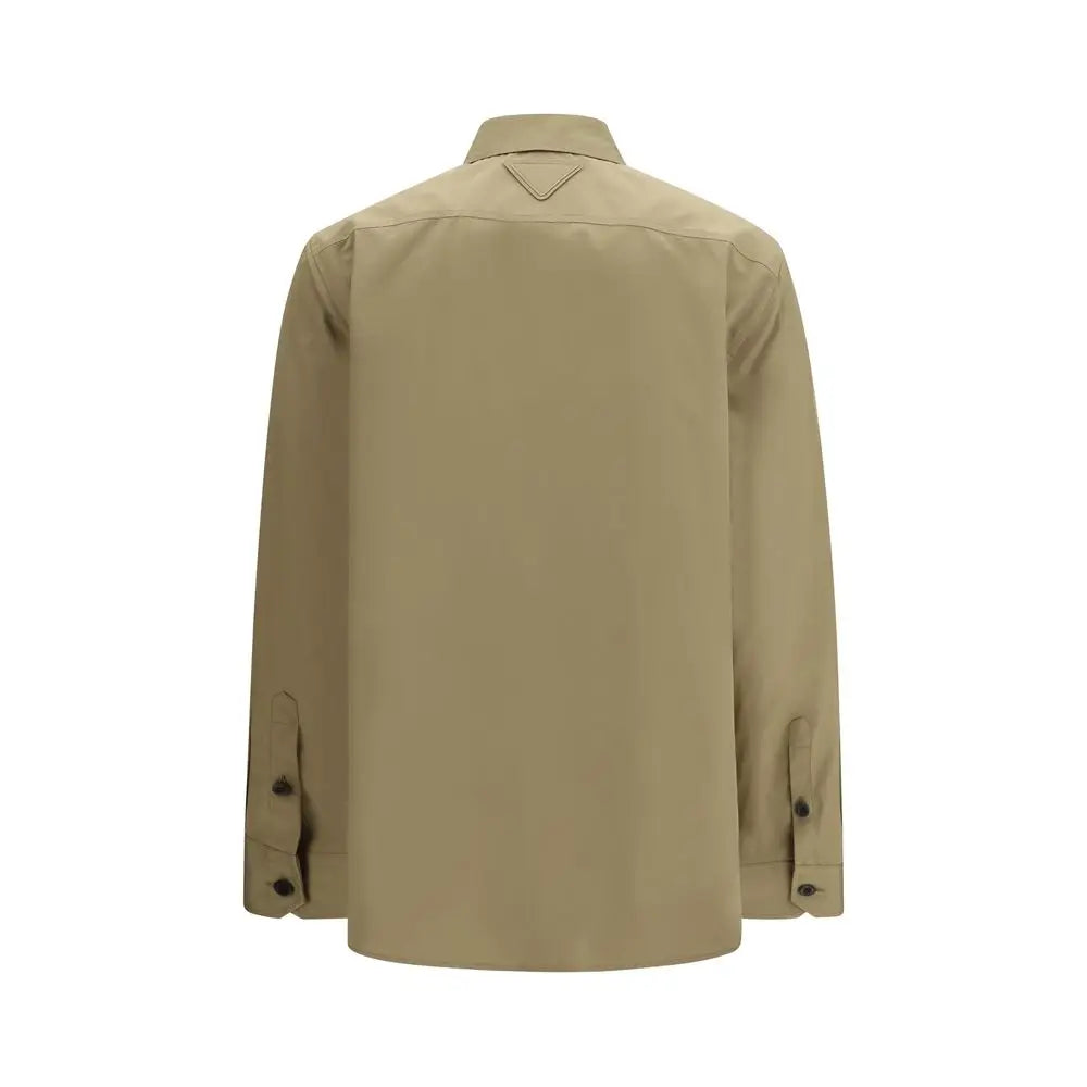 Chemise beige en coton prada à manches longues avec boutonnière et logo triangulaire subtil au col