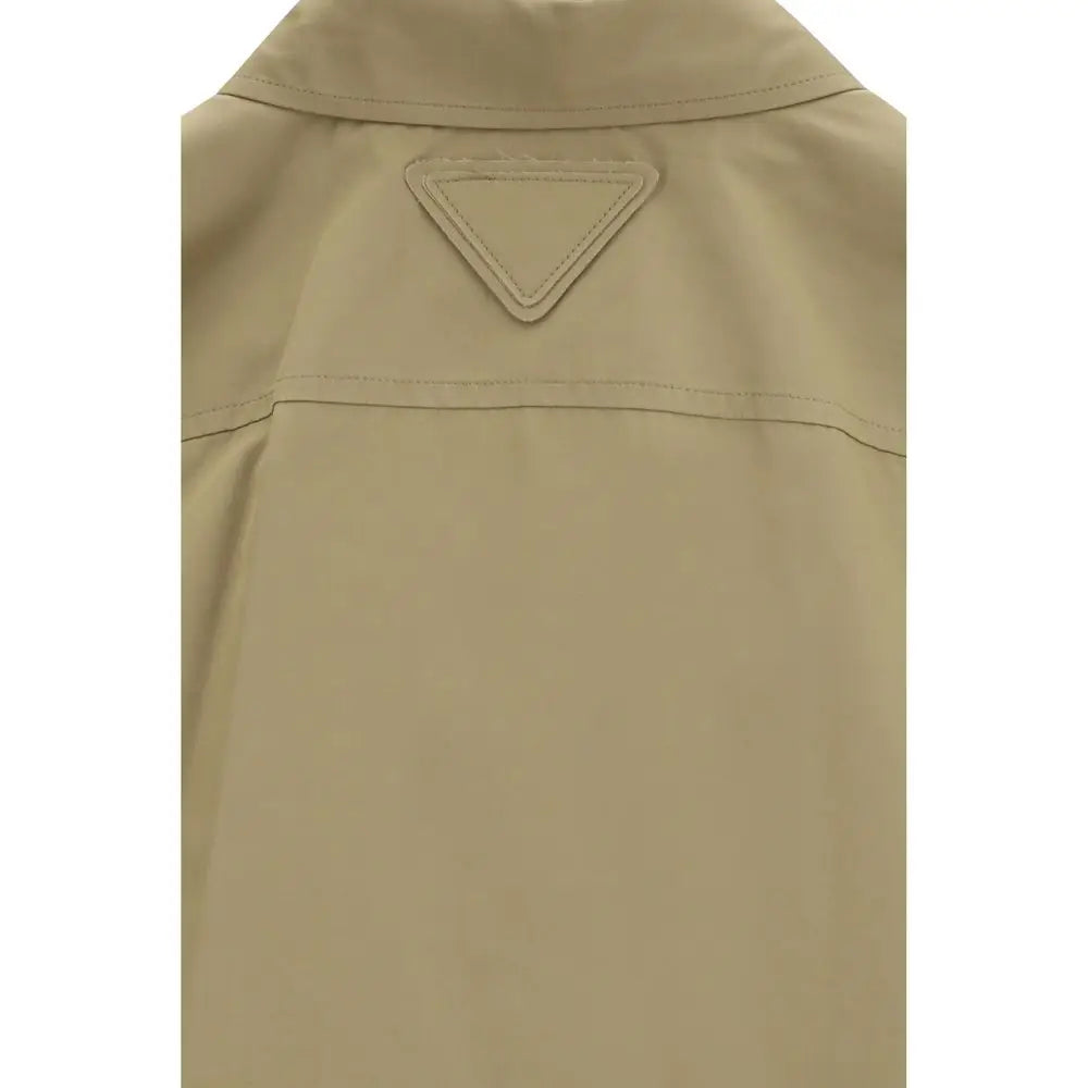 Veste beige en coton prada vue de dos avec un patch logo triangulaire sur le dos