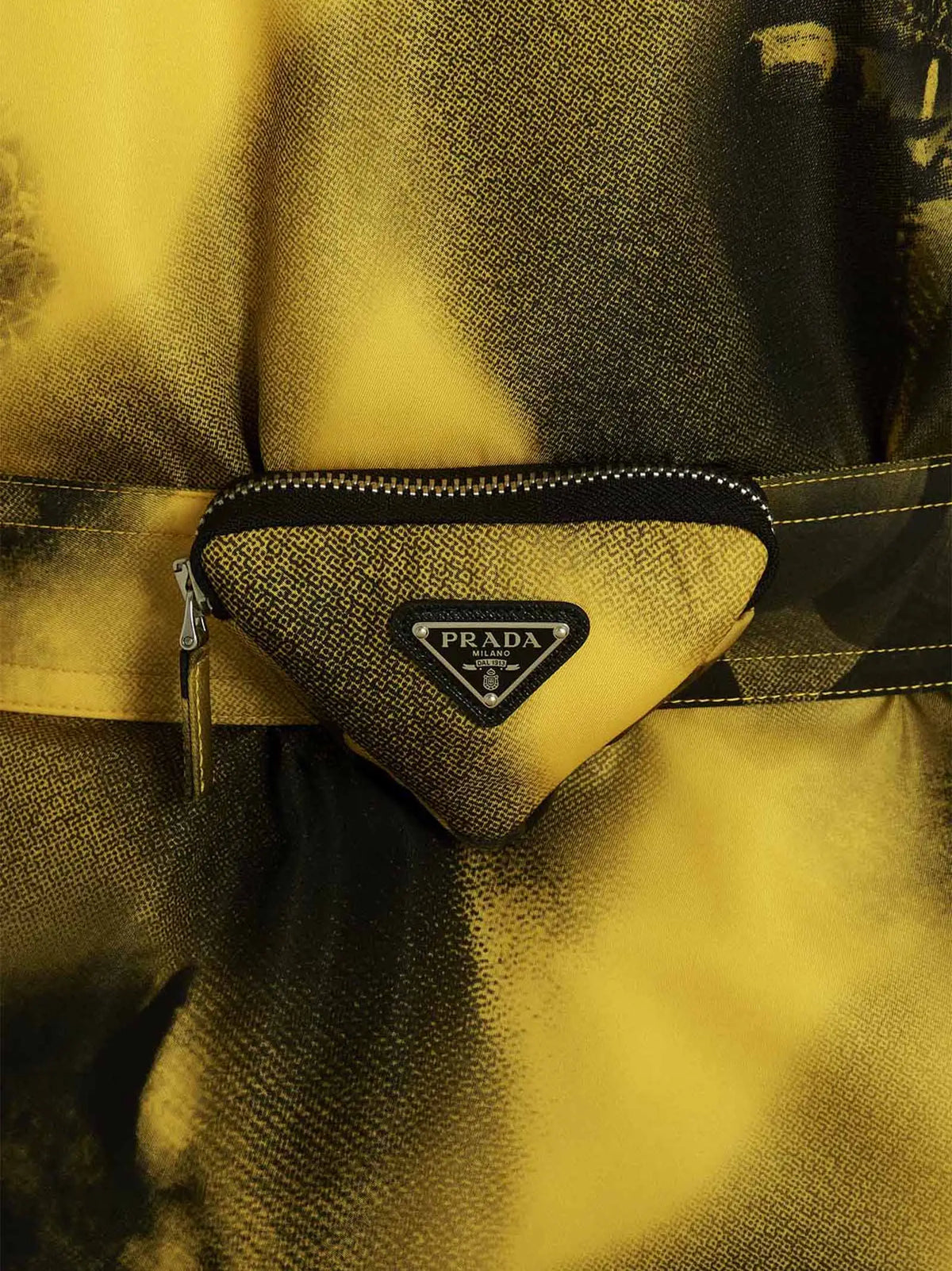 Pochette ceinture triangulaire jaune texturée prada avec fermeture éclair noire et plaque logo en polyamide bicolore parka