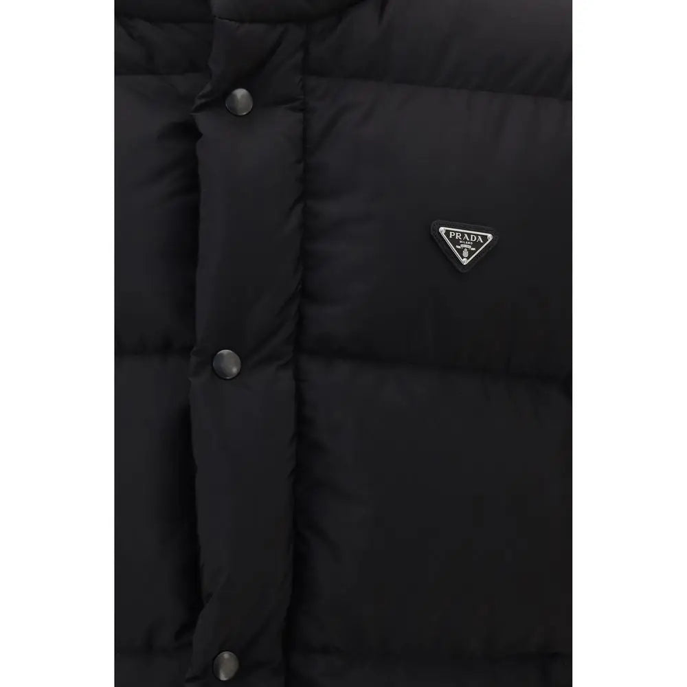Prada veste noire en duvet dandinée avec design matelassé et boutons argentés vue de dos