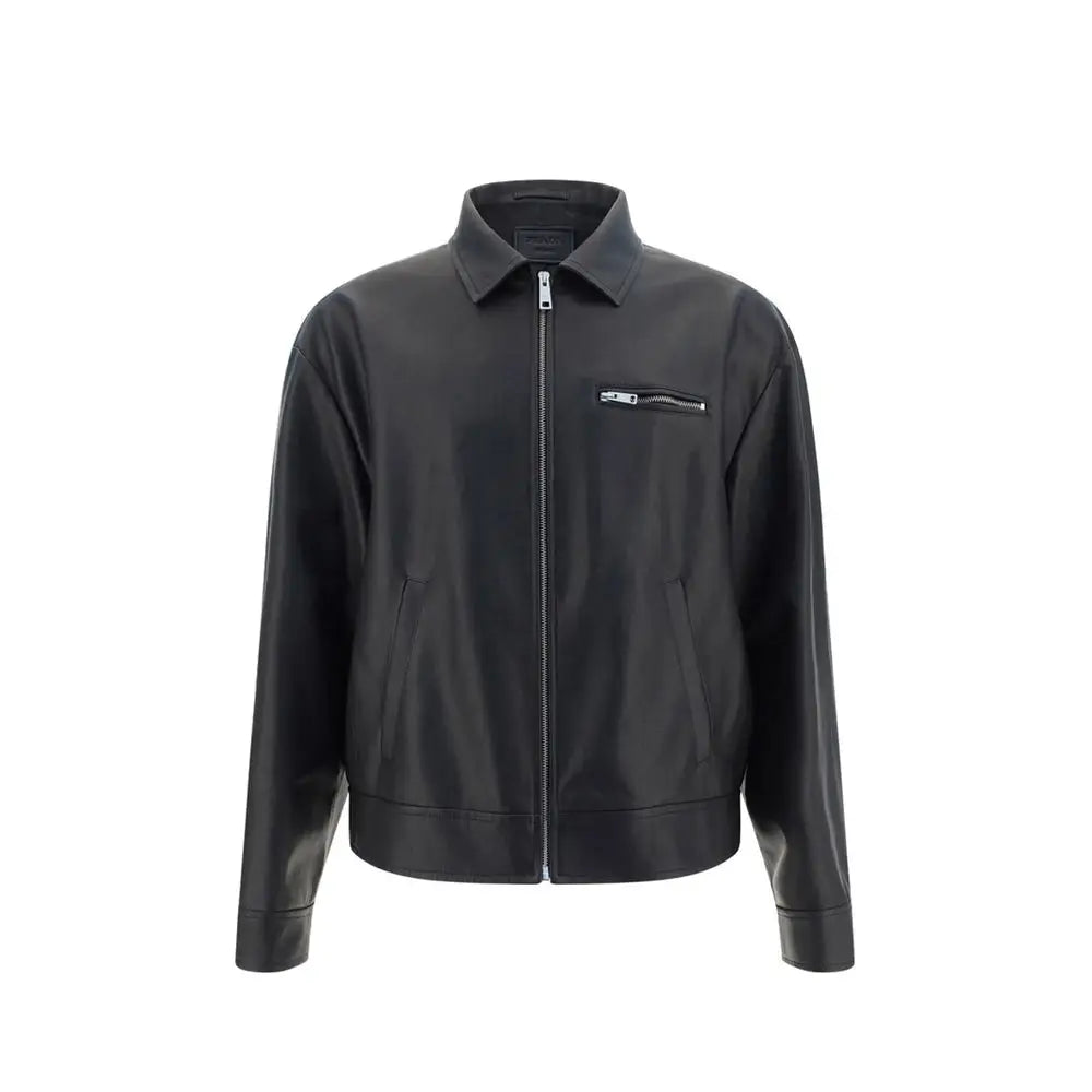 Veste prada noire en cuir dagneau avec col classique, fermeture éclair avant et petite poche zippée sur la poitrine