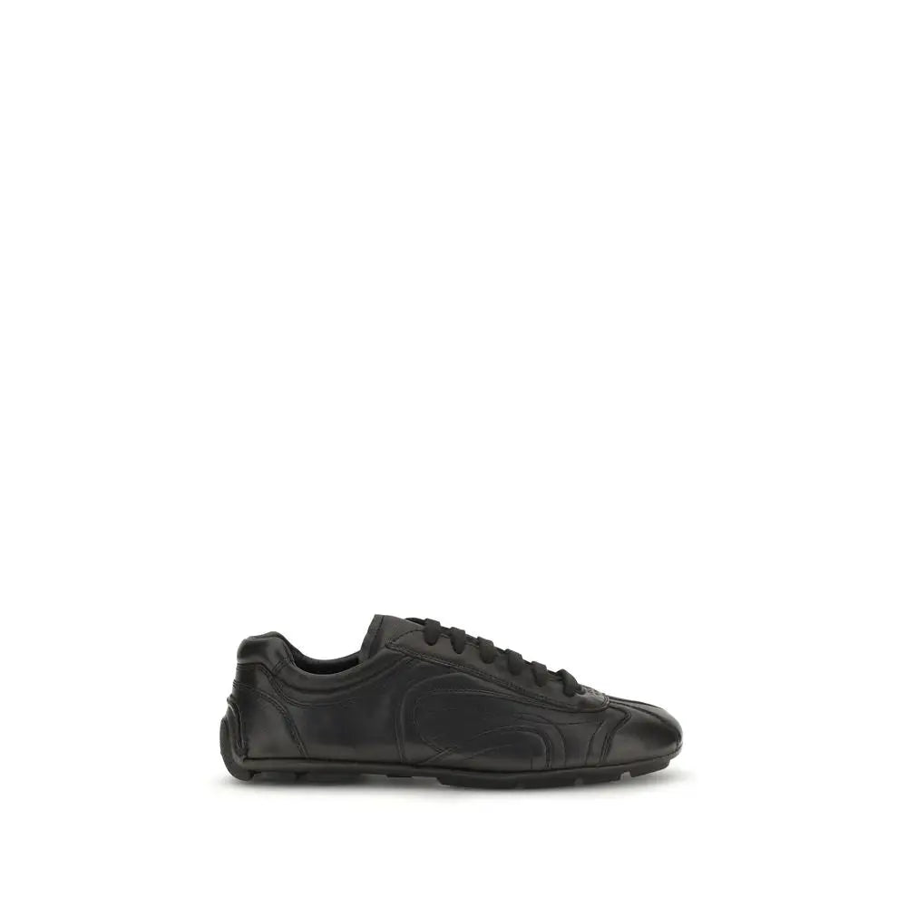 Baskets basses Prada black lamb ovis aries en cuir noir avec design minimaliste et détails subtils cousus