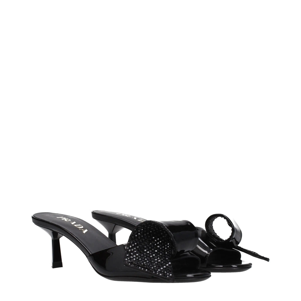Mules prada noires en cuir avec fini brillant et détail de nœud scintillant