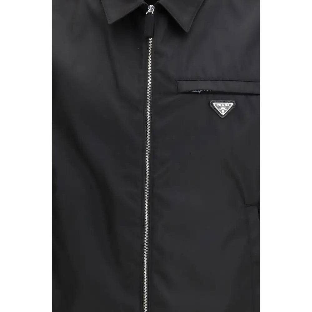 Veste longue noire prada en polyamide recyclé avec fermeture éclair argentée et patch logo triangulaire