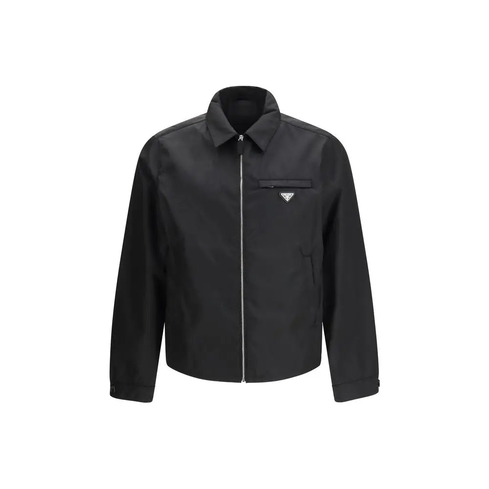 Veste homme prada noire en polyamide recyclé avec design minimaliste et logo triangulaire subtil sur la poitrine