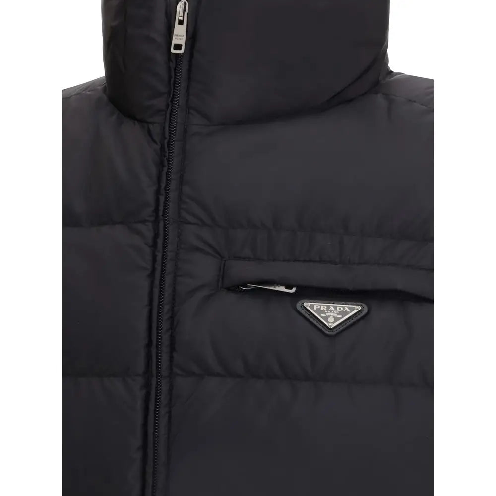 Veste sans manches prada noire en polyamide recyclé avec design matelassé et patch logo triangulaire argenté