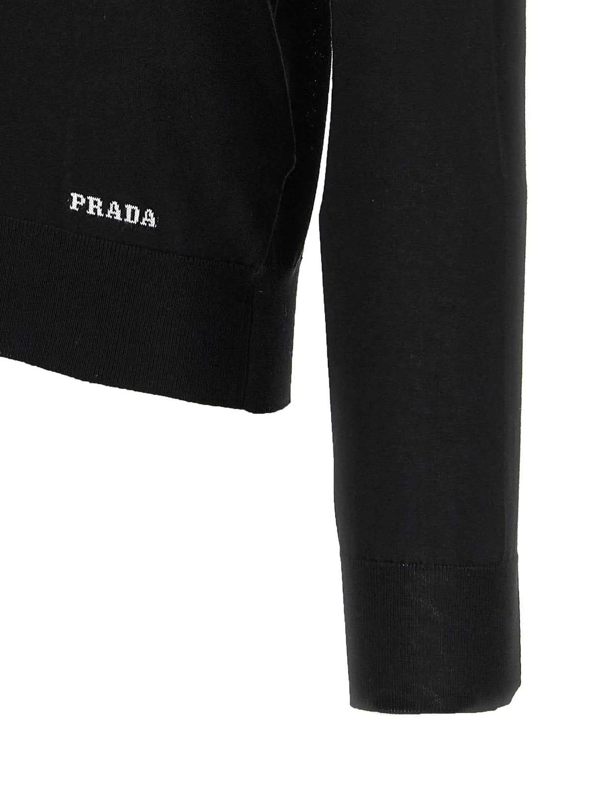 Cardigan en soie noir prada avec manches côtelées et logo blanc subtil brodé sur la manche