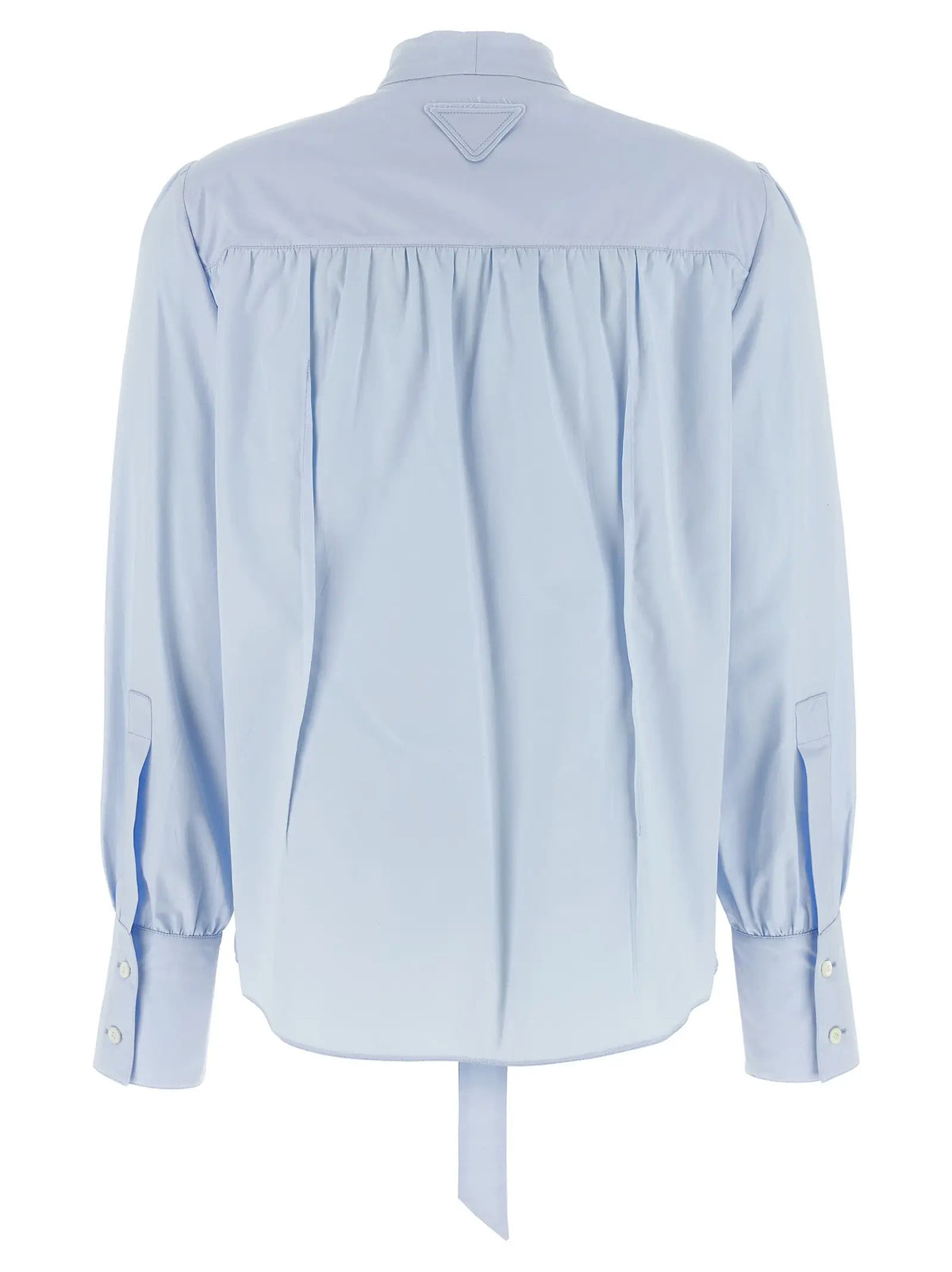 Blouse prada bleu clair en coton avec dos plissé et logo triangulaire au col vue de dos