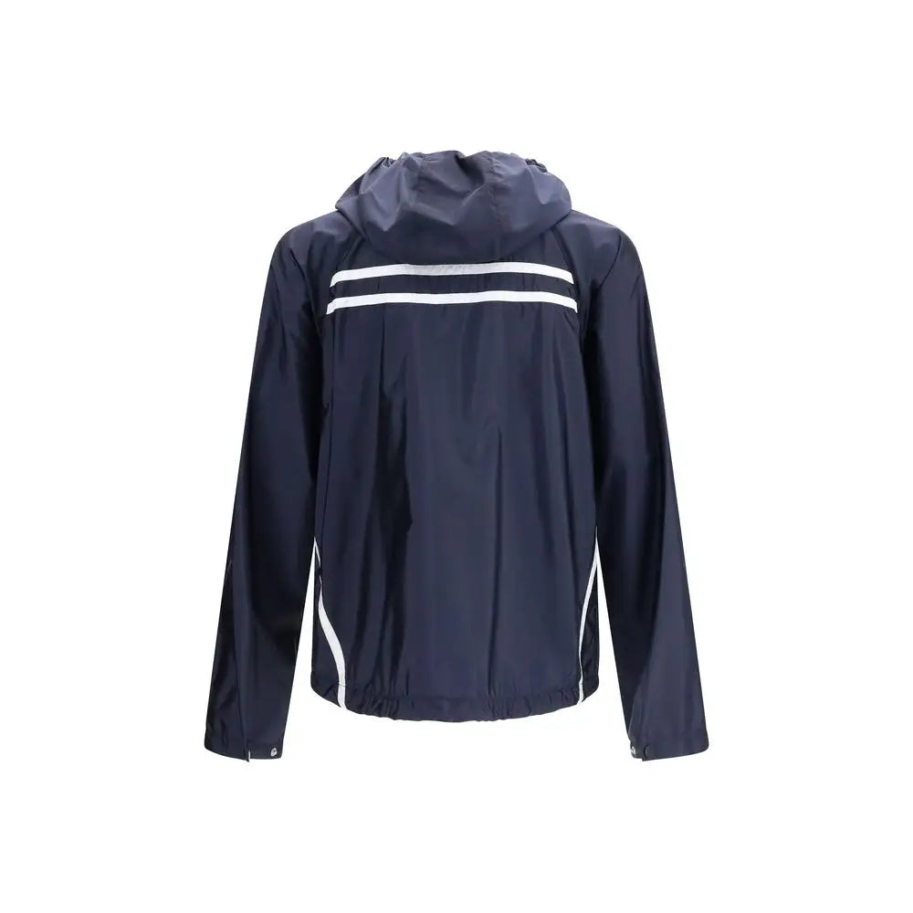 Veste à capuche prada bleu marine en nylon avec deux bandes blanches horizontales au dos et panneaux latéraux blancs