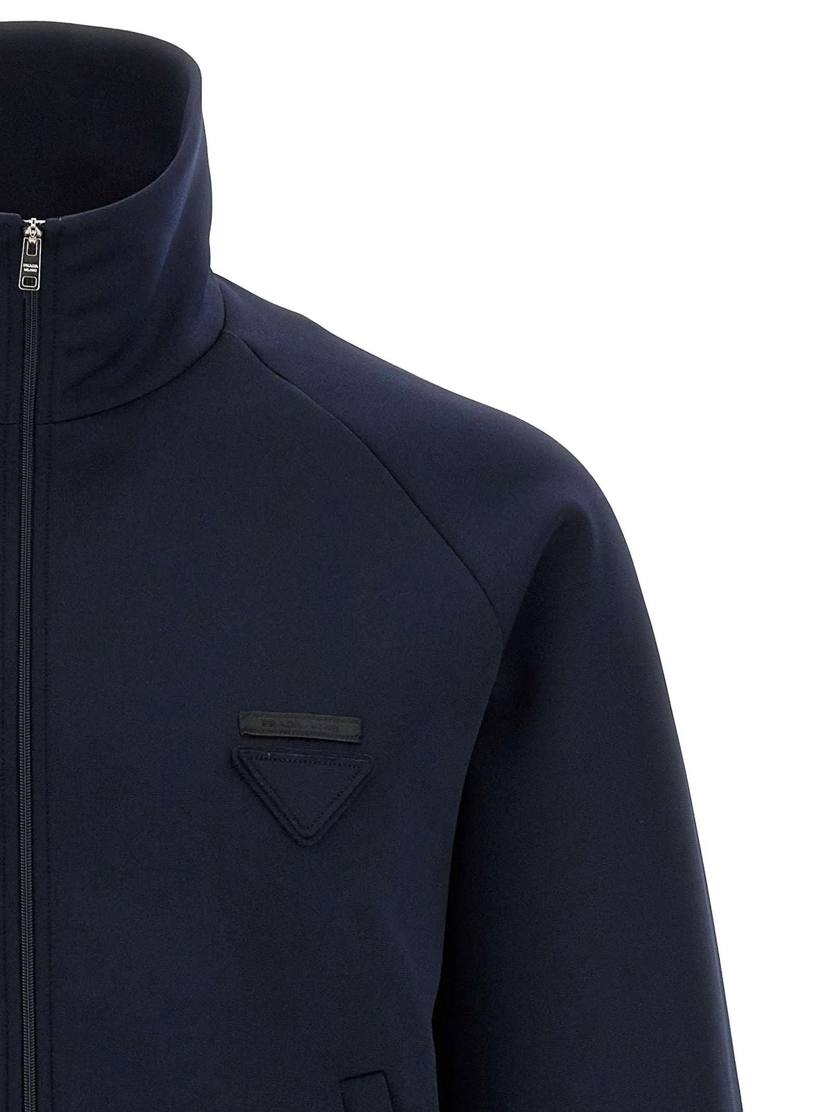 Veste zippée prada bleu marine en polyester avec col haut et logo triangulaire subtil sur la poitrine