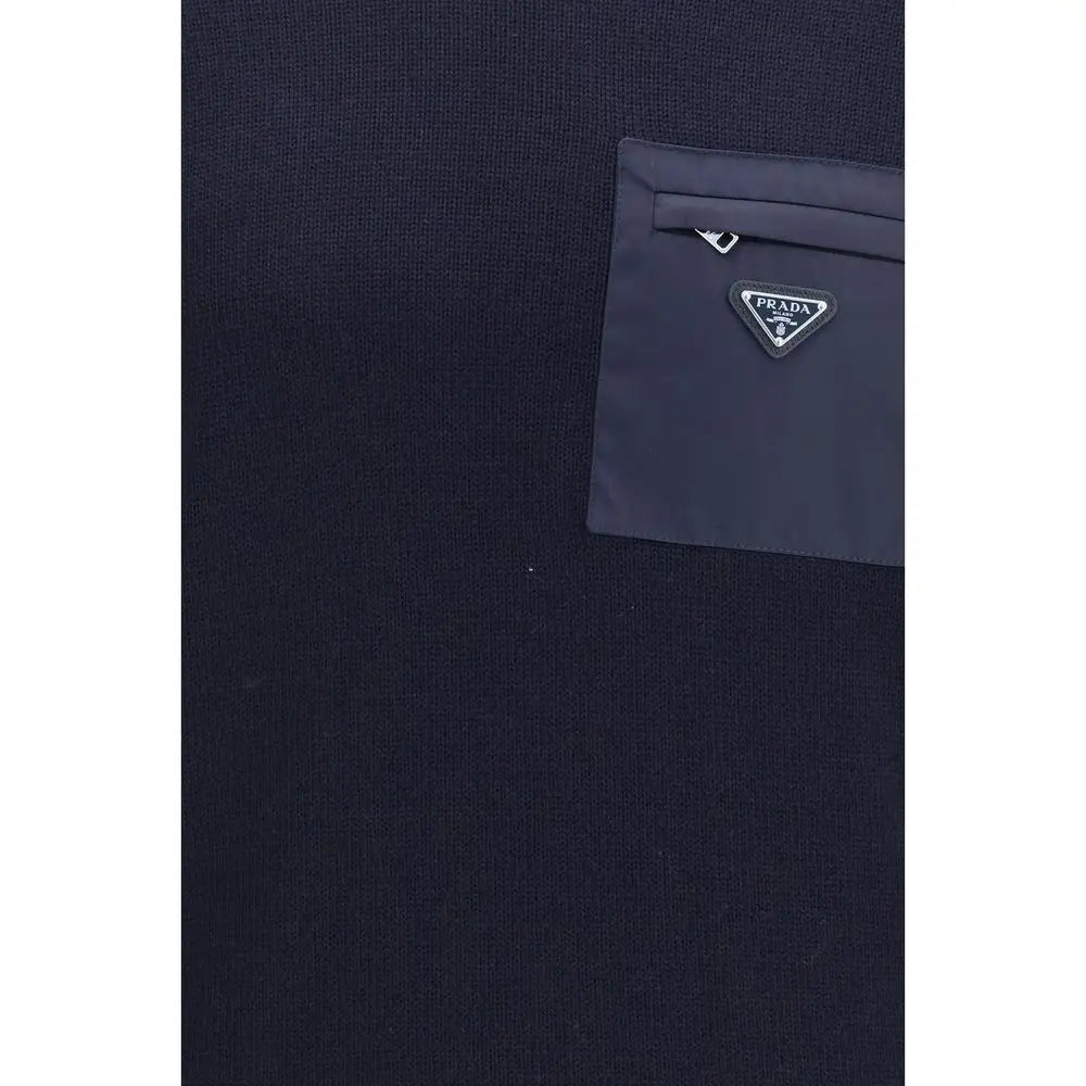 Pull en laine bleu marine prada avec poche noire contrastante et logo triangulaire signature