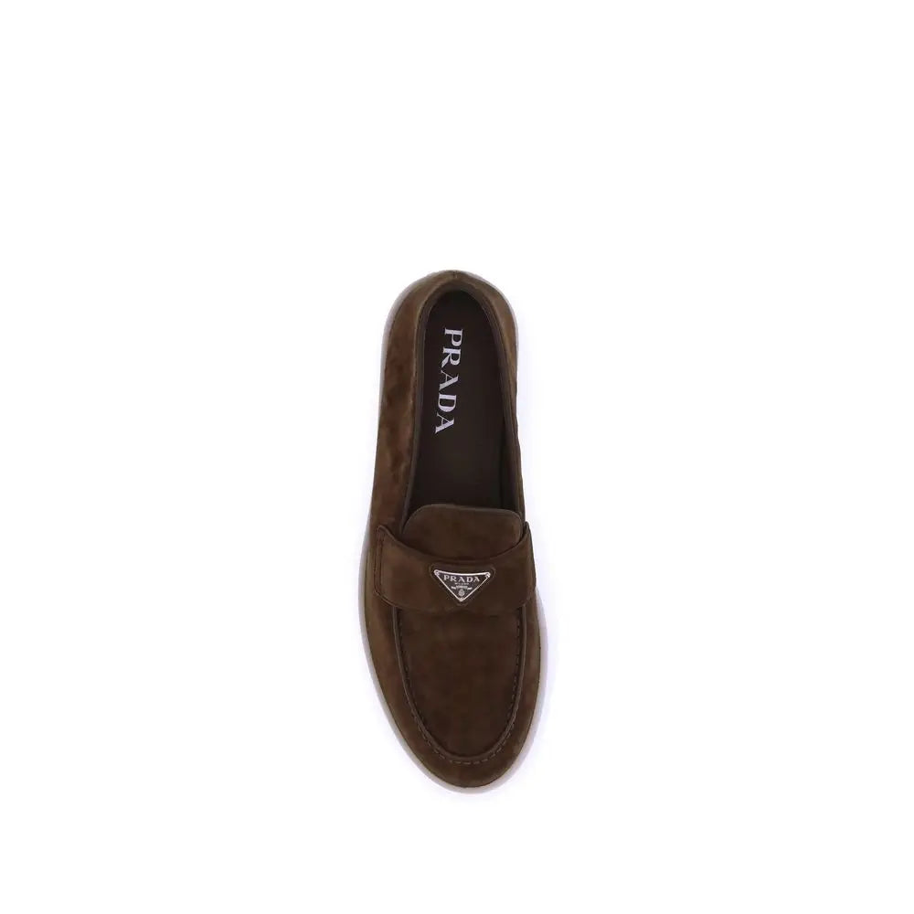 Mocassins prada marron en cuir de veau avec logo triangulaire en suède design bos taurus slip on