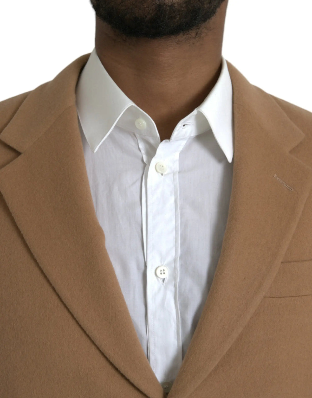 Prada brown cashmere 2 piece single breasted suit avec blazer en laine beige à revers crantés porté sur chemise blanche