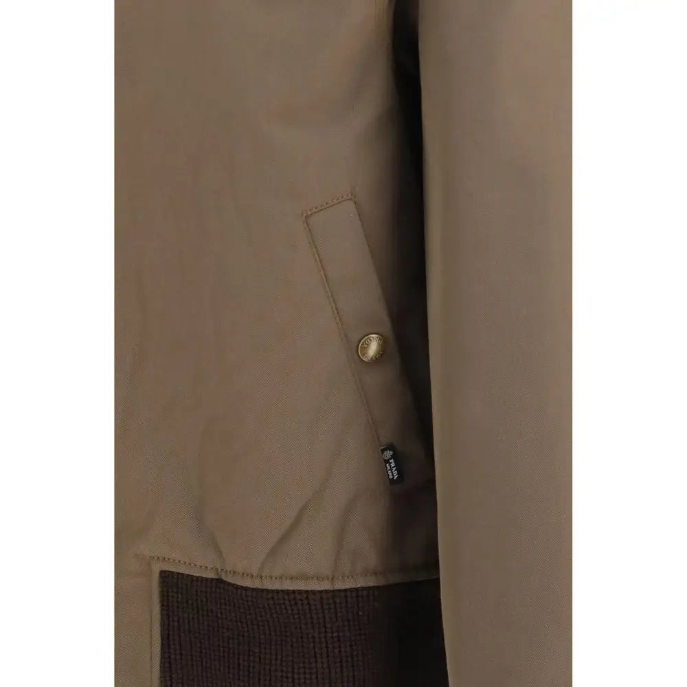 Beige trench coat prada en coton avec bouton doré et couture subtile visible sur la veste marron pleine longueur