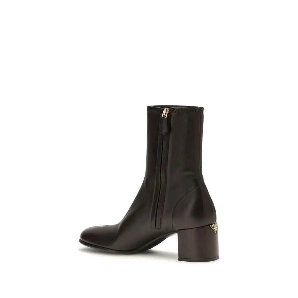 Bottine prada marron en cuir dagneau avec finition brillante et logo triangulaire doré vue de dos