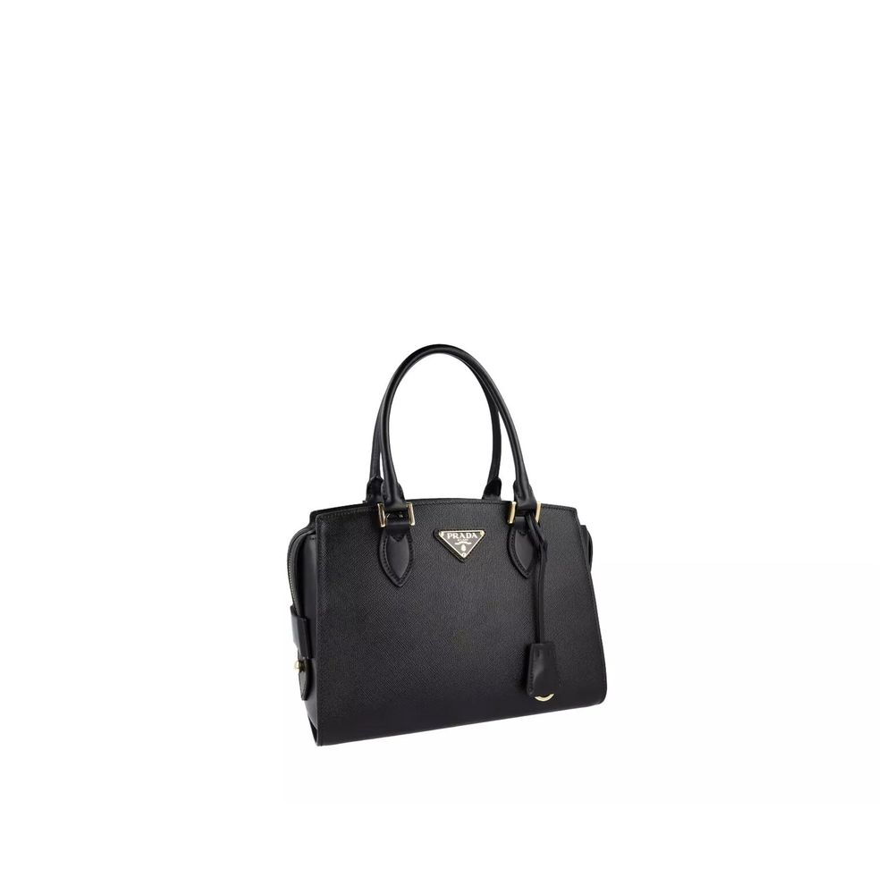 Sac à main Prada en cuir de veau noir, élégant et sophistiqué, avec détails en métal doré et bandoulière ajustable.