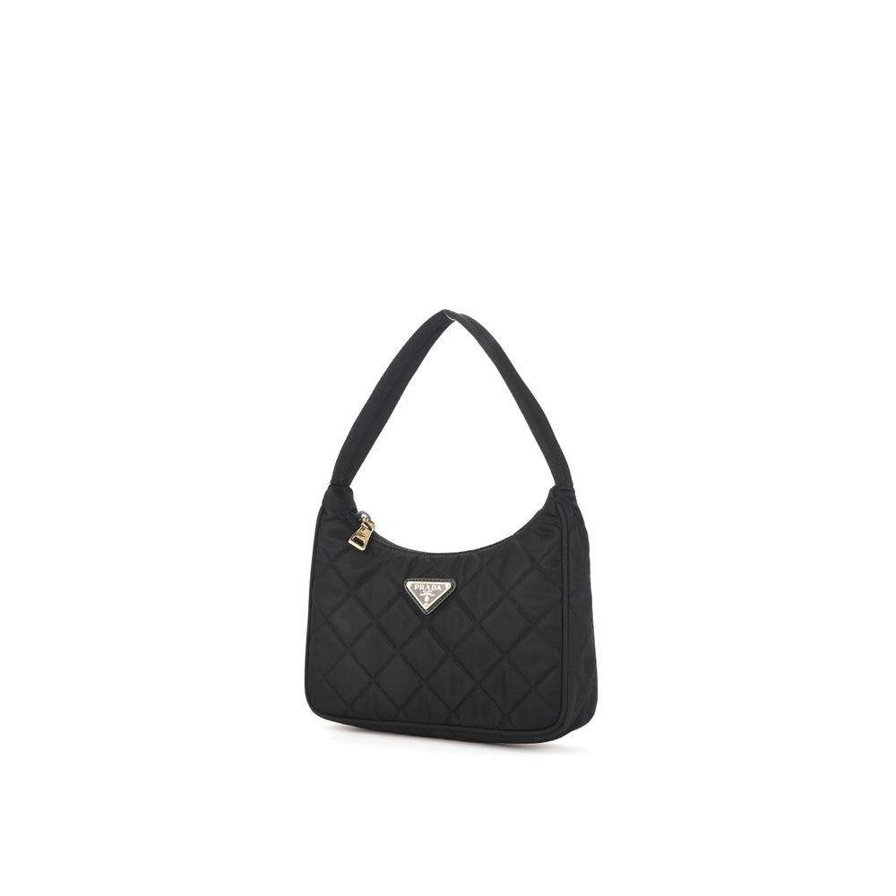 Sac à main Prada en nylon noir avec bandoulière, élégance moderne et design épuré visible sur l'image.