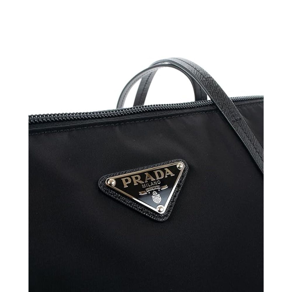 Sac tote noir en nylon Prada, vue de face, avec poignées robustes et logo Prada visible.