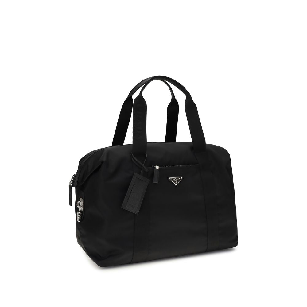 Valise de voyage Prada en polyamide recyclé noir, élégante et durable, avec poignées et roulettes pour transporter facilement.