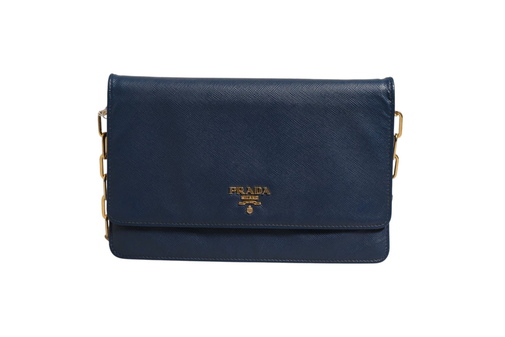 Portefeuille Prada en cuir Saffiano bleu avec chaîne, sac pochette élégant et compact, idéal pour occasions spéciales.