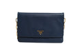Portefeuille Prada en cuir Saffiano bleu avec chaîne, sac pochette élégant et compact, idéal pour occasions spéciales.