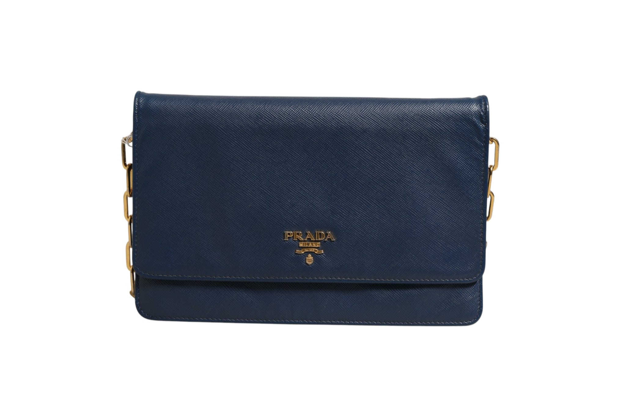 Portefeuille Prada en cuir Saffiano bleu avec chaîne, sac pochette élégant et compact, idéal pour occasions spéciales.