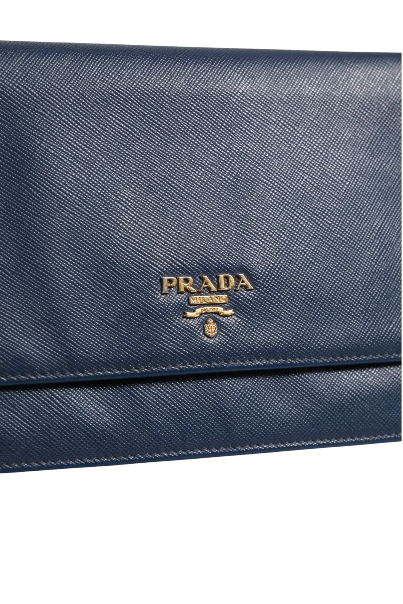Pochette Prada en cuir saffiano bleu avec chaîne, sac portefeuille élégant pour femmes.