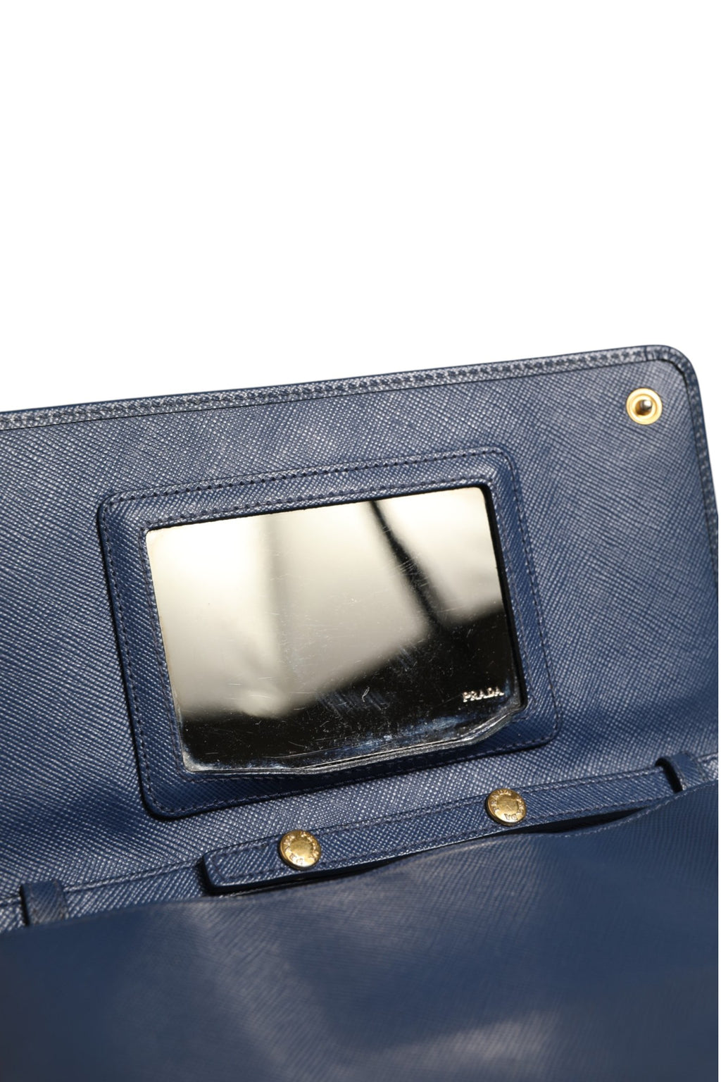 Sac clutch Prada en cuir saffiano bleu avec chaîne, portefeuille élégant et compact pour femmes.