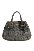 Sac tote Prada Tessuto Nylon Gaufre en nylon tissé, avec poignées épaisses et logo Prada visible.