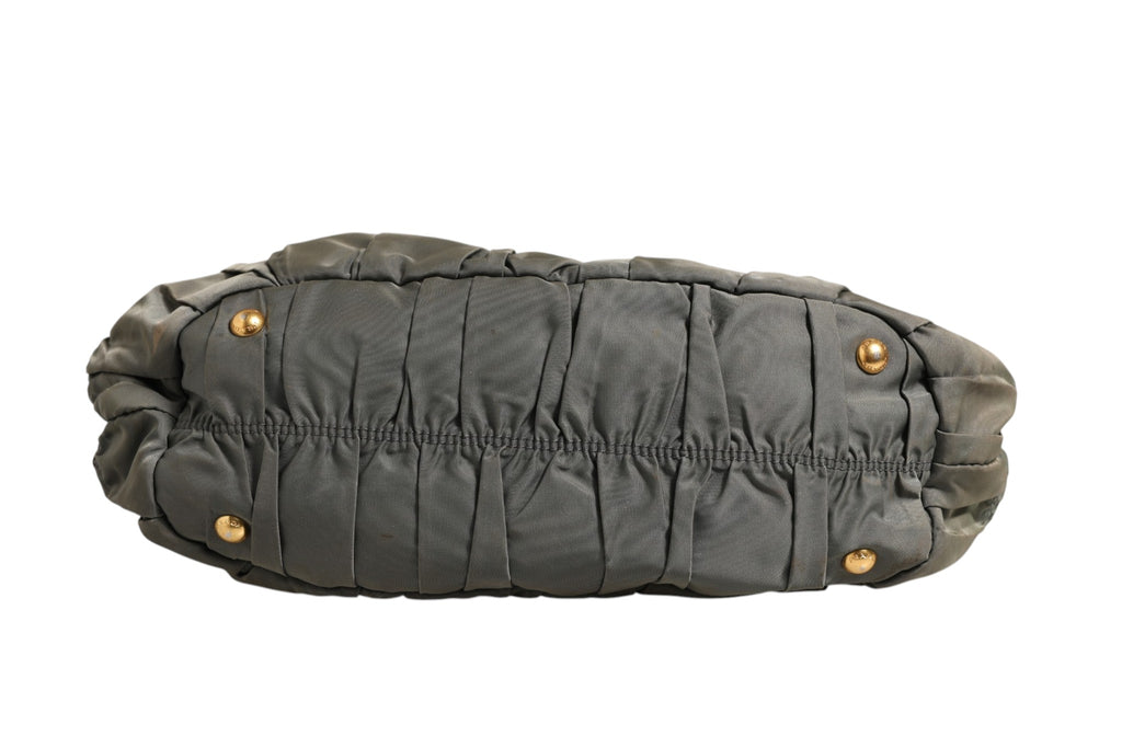 Sac tote Prada Tessuto Nylon Gaufre, en nylon à motif gaufré, avec poignées solides et logo Prada visible.