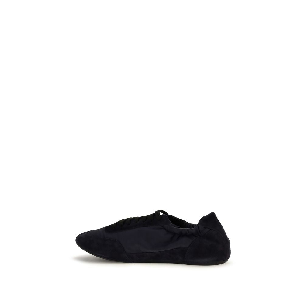 Baskets de sport en caoutchouc bleu Prada, chaussures athlétiques modernes avec semelle blanche, détails élégants et logo Prada visible.