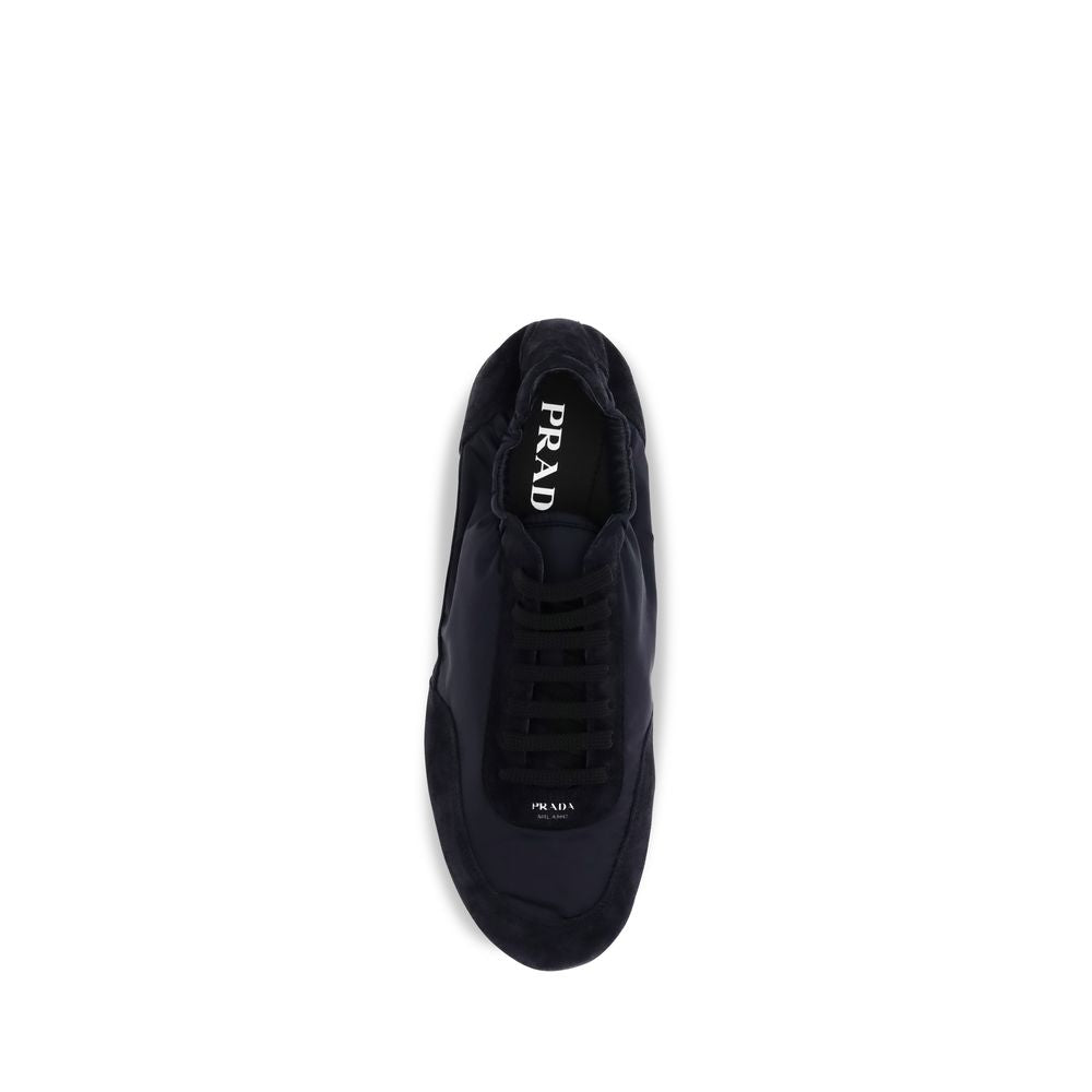 Chaussures de sport en caoutchouc bleues Prada, baskets athlétiques modernes avec semelle blanche et design élégant.