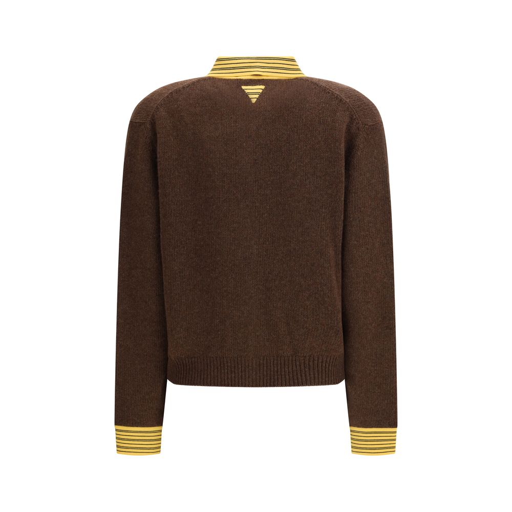Cardigan en cachemire marron Prada, style élégant, détail boutonnage, porté sur un mannequin.