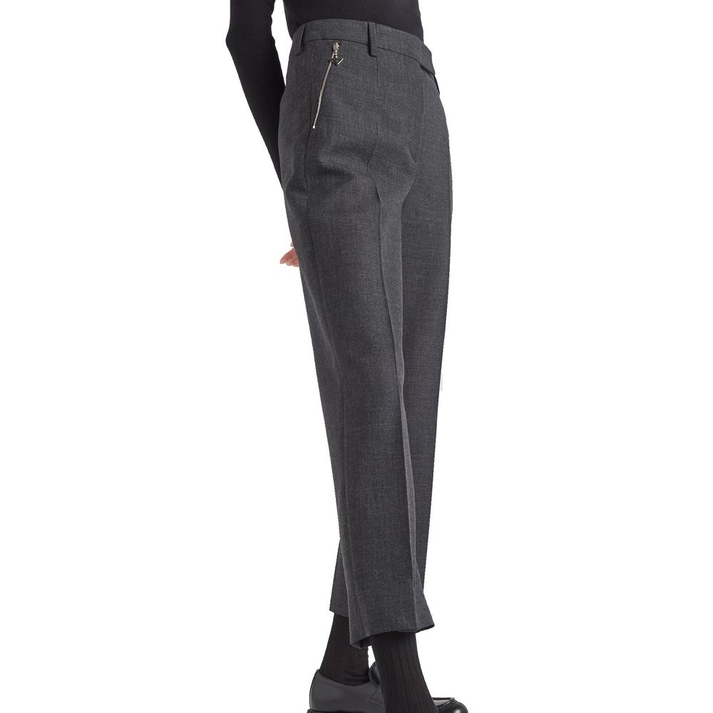 Pantalon de costume gris en laine vierge de Prada, coupe élégante, porté sur un fond neutre.