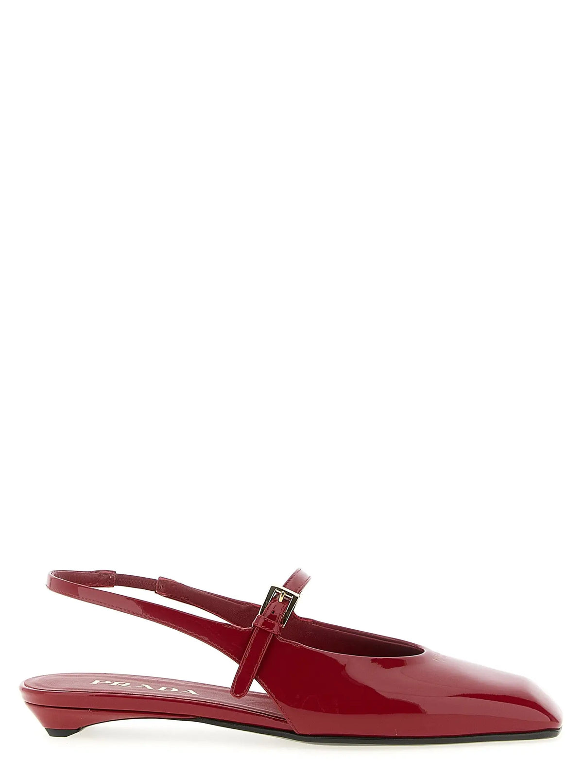 Chaussure plate prada slingback en cuir verni rouge avec bout carré et boucle métallique multicolore