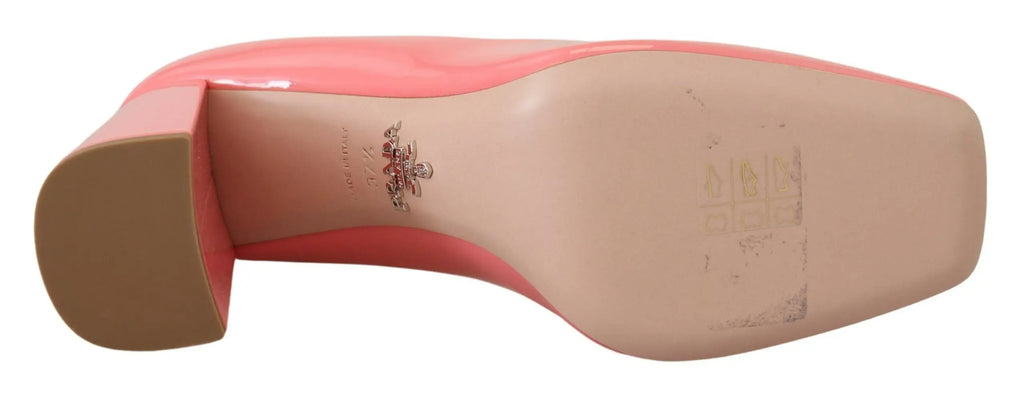Escarpin Prada rose en cuir verni à talon carré avec logo visible sur la semelle intérieure