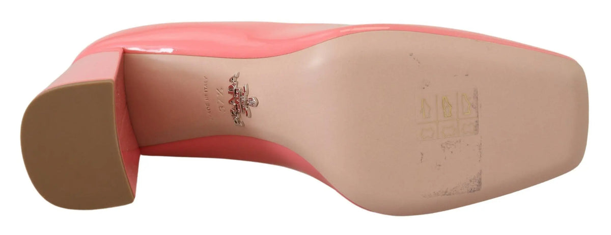 Escarpin Prada rose en cuir verni à talon carré avec logo visible sur la semelle intérieure