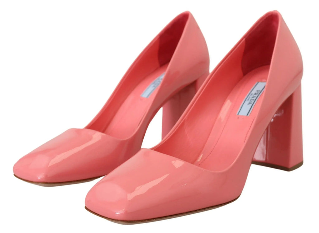 Une paire d’escarpins prada rose corail vernis avec bout carré et talon bloc classique