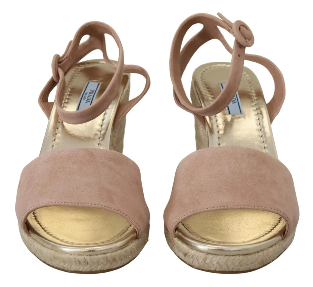 Sandales compensées beige en daim prada avec semelle en jute tressé et brides de cheville ajustables