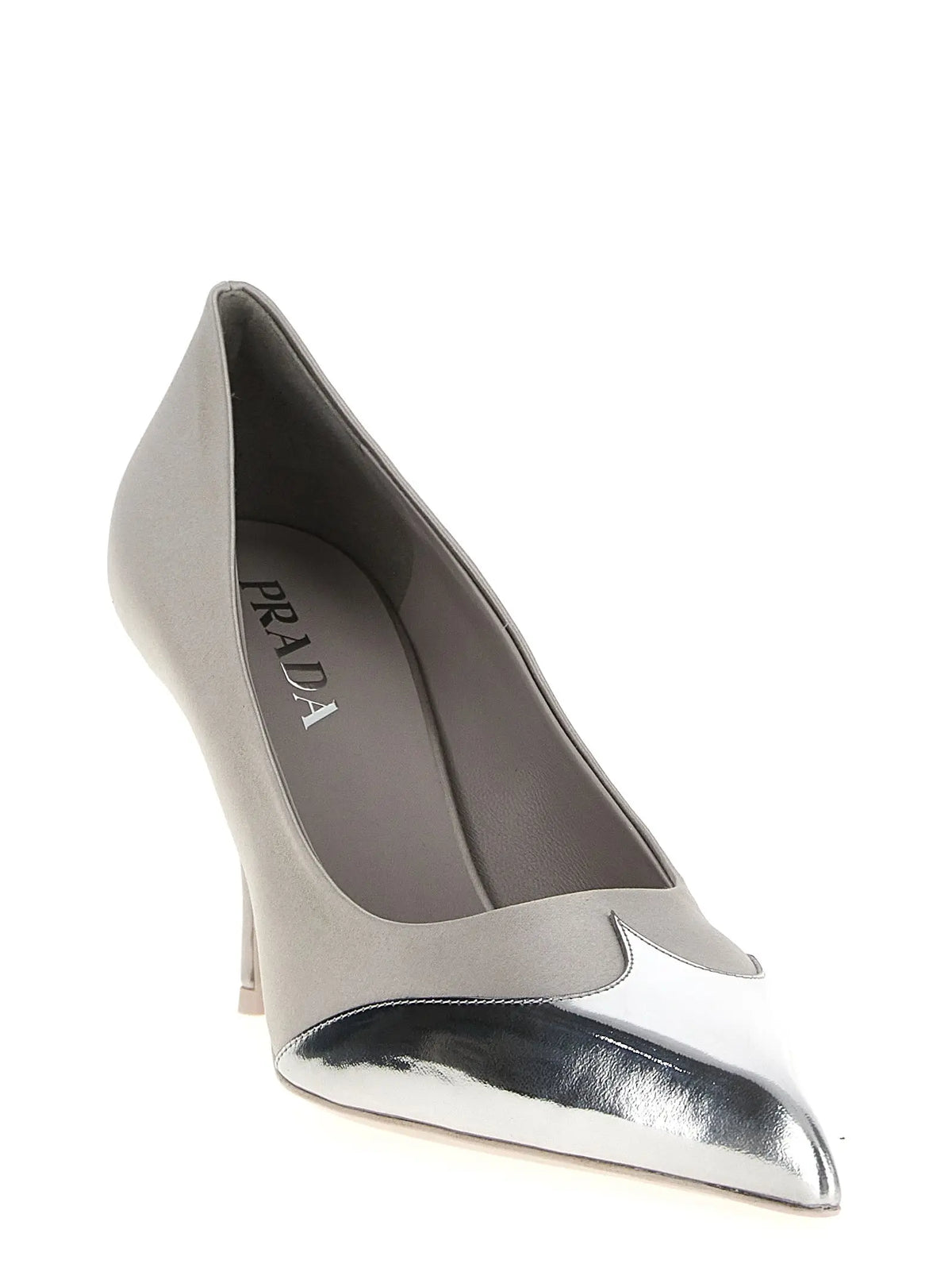 Une élégante chaussure à talon prada argent avec bout métallique argenté et tige grise mate en viscose